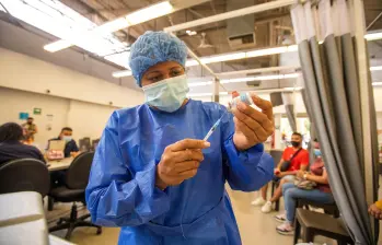 Imágenes que parecían de una película de ciencia ficción se volvieron realidad. Las medidas de protección resultaron insuficientes ante el mortal virus del Covid-19 que cobró la vida de millones de personas en todo el mundo. FOTO EL COLOMBIANO, getty y afp