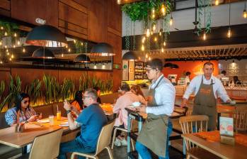 El sector de restaurantes y hoteles en Medellín y su Área Metropolitana concentra a más de 151.000 trabajadores, en su mayoría jóvenes entre 22 y 35 años. FOTO camilo suárez