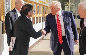 Antes de salir de la Embajada de Colombia en Washington, el presidente Gustavo Petro estuvo acompañado de su hija mayor, su nieto y la esposa de su hijo. Foto: Presidencia.