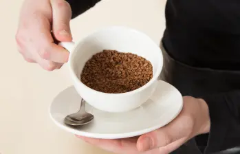 Un estudio en China encontró una relación entre el consumo de café instantáneo y la degeneración de la vista. Imagen, Freepik.