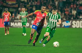 Todavía con su cara de niño, Juan Manuel refleja la intensidad con la que juega y no se esconde ante la exigencia de portar la camiseta verdolaga. FOTO ATLÉTICO NACIONAL