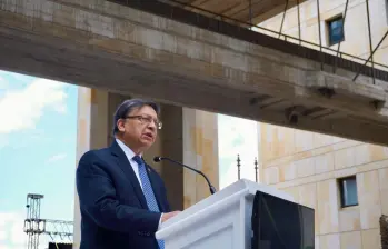 Ibáñez recordó que delitos de lesa humanidad no pueden ser amnistiados y que la verdad y la justicia siguen siendo deudas pendientes con las víctimas. FOTO: CORTESÍA CORTE CONSTITUCIONAL