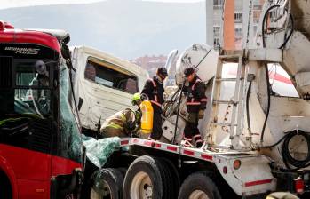 Momento del choque entre un bus de TransMilenio y un camión mezclador de cemento. FOTO: Colprensa