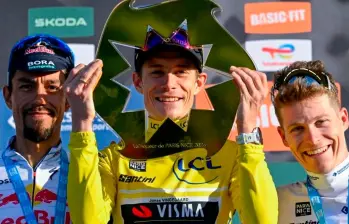 Así quedó conformado el podio de la París-Niza 2026: Jonas Vingegaard, en el centro; Daniel Felipe Martínez, a su izquierda, y Georg Steinhauser, a la derecha. FOTO Team Visma/Lease a Bike