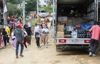 Imagen de referencia de una entrega de ayudas en el sector de Altavista en Medellín. Foto: Esneyder Gutiérrez