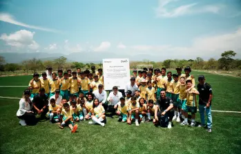 Parte de los niños de la Fundación Luis Díaz en su pueblo natal, Barrancas, La Guajira, que acaba de recibir el apoyo de Oppo y Claro. Un programa de carácter social con grandes alcances. FOTO Cortesía 