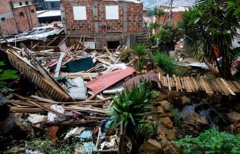 Cuando ya habían demolido 18 viviendas, un juez ordenó una acción cautelar, pero después conceptuó que la Alcaldía de Medellín ha hecho el procedimiento como es. FOTO: Julio Herrera