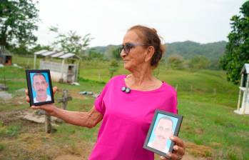 Alba muestra el retrato de su hijo Nevardo Escudero Rodríguez, desapareció hace 17 años. FOTO UBPD 