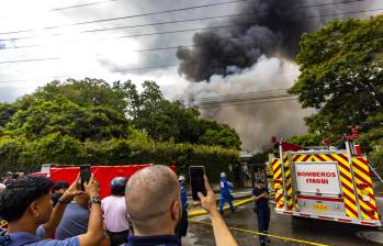 En la imagen, uno de los más recientes incendios que tuvo lugar en el municipio de Itagüí, al sur del Valle de Aburrá. Algunas personas grabaron la conflagración. FOTO Camilo Suárez.