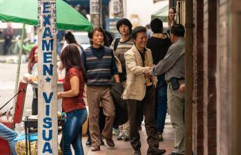 Durante la filmación en Bogotá, Song Joong Ki y el equipo de producción trabajaron en mercados locales y barrios tradicionales para capturar el realismo de la historia. Las escenas grabadas en San Andresito reflejan la actividad comercial de la comunidad coreana en los años 90. FOTOS cortesía