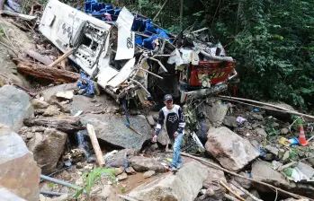 Imagen del bus accidentado en el municipio de Remedios y en el que venían los estudiantes del Liceo Antioqueño. Foto: Manuel Saldarriaga Quintero.