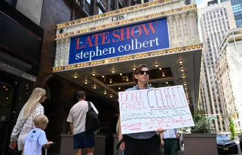 Stephen Colbert anunció entre aplausos y abucheos que “The Late Show” terminará en 2026, marcando el cierre definitivo del icónico programa nocturno de CBS. FOTO ANGELA WEISS / AFP