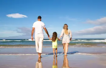 La playa suele ser uno de los destinos escogidos por muchas familias para vacacionar. Cortesía Freepik.
