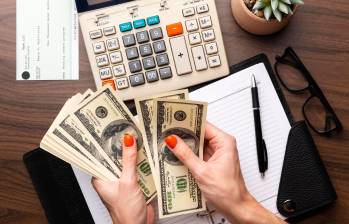 Expertos recomiendan aprovechar el dólar barato para decisiones financieras planificadas y no como una oportunidad para especular. FOTO: Magnific