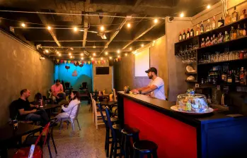 Con el aumento del salario, también se podrían incrementar otros productos. Según Asobares, los antioqueños podrían sacrificar las salidas a cenar o rumbear. FOTO: Andrés Camilo Suárez