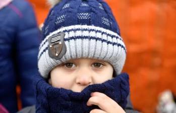 Una niña ucraniana camina entre ruinas, símbolo de la devastación causada por la guerra en Ucrania. Foto: Unicef