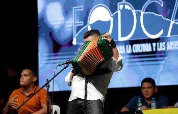 Funcionarios de la DIAN realizan operativos de control en establecimientos durante el Festival de la Leyenda Vallenata en Valledupar. FOTO COLPRENSA