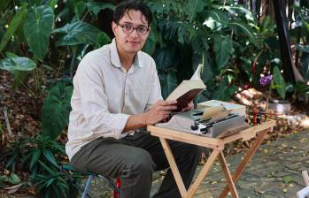Este es Santiago Serna, de 29 años, quien escribe cartas de amor o de todo tipo en la Fiesta del Libro y la Cultura. El precio de las epístolas es un aporte voluntario. FOTO: Manuel Saldarriaga.