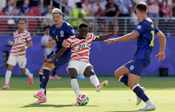 Folarin Balogun, de 24 años, anotó el primer gol de Estados Unidos ante Bosnia. Es el goleador de su equipo. Después fue expulsado. FOTO Getty 