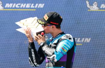 Así celebró David Alonso su primer triunfo en la categoría Moto2. Fotos: GETTY