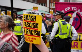 Protestantes en Londres, Reino Unido, por las políticas gubernamentales de alojamiento para asilo. FOTO: AFP
