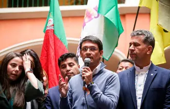 Romero (centro) estuvo acompañado de los senadores Esmeralda Hernández (izquierda-Pacto Histórico) y León Freddy Muñoz (derecha-Alianza Verde). FOTO: Colprensa