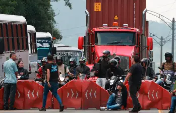Este es uno de los cierres viales registrados en las vías hacia el Suroeste antioqueño desde la mañana de este lunes por cuenta de las protestas por las demoras en los trabajos de mantenimiento de emergencias. FOTO: Manuel Saldarriaga