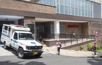 Ambulancia que transportaba de urgencia a un presunto paciente con preinfarto se quedó atorada en medio de los carros en Medellín. Foto: Esneyder Gutiérrez