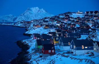 Con apenas 56.000 habitantes, la vida en la isla es un desafío logístico constante. Es un lugar tan remoto que no existen carreteras que conecten las ciudades entre sí; los groenlandeses se desplazan entre asentamientos utilizando barcos, helicópteros y aviones, dependiendo de las condiciones climáticas. Foto: Depositphotos
