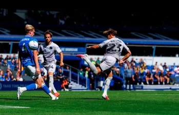 Dominic Ballard en el momento que conectó el taco que es candidato al Puskás. FOTO: X Bristol City 