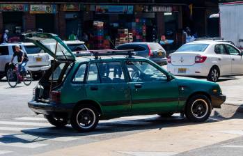 Un vehículo de un cliente de La Mayorista no solo ubicado sobre la línea peatonal sino que además a lo ancho, causando congestión en la central de abastos. FOTO: Julio Herrera