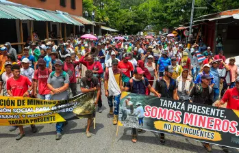 Los paros mineros son recurrentes en el Bajo Cauca y el Nordeste antioqueño. La imagen corresponde a una movilización en Caucasia en 2023. FOTO MANUEL SALDARRIAGA