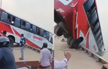Equipos de rescate trabajaron durante horas tras el accidente de un autobús que cayó al río Padma, en el centro de Bangladesh. FOTO: Captura de video
