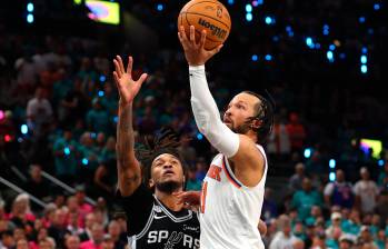 Jalen Brunson (11), figura de los New York Knicks en el primer duelo de las Finales de la NBA. Logrí 30 puntos ante los San Antonio Spurs, de Victor Wembanyama. FOTO: GETTY