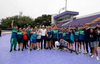 Federico Gutiérrez mostró este viernes el avance de las obras de renovación del Estadio Alfonso Galvis de atletismo acompañado por deportistas que hacen parte del Inder. FOTO JULIO CÉSAR HERRERA