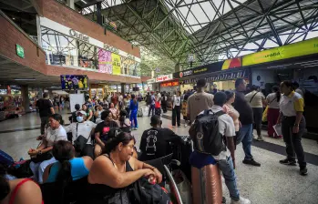 Imagen de referencia de viajeros en el Terminal de Transporte del Norte en Medellín. Foto: Andrés Camilo Suárez Echeverry