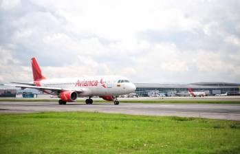 Aerolíneas como Avianca le pidieron a sus viajeros mantenerse al tanto del estado de sus vuelos desde y hacia Bogotá. FOTO: Colprensa