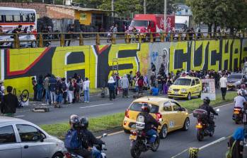 Grafiti en el deprimido de la Terminal del Norte en honor a las víctimas de desaparición forzada que han encontrado recientemente en La Escombrera. Foto: Esneyder Gutiérrez