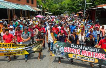Los paros mineros son recurrentes en el Bajo Cauca y el Nordeste antioqueño. La imagen corresponde a una movilización en Caucasia en 2023. FOTO MANUEL SALDARRIAGA