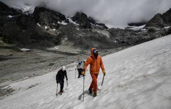 Los aprendices de montañismo practican caminar por empinadas laderas nevadas. FOTO: AFP. 