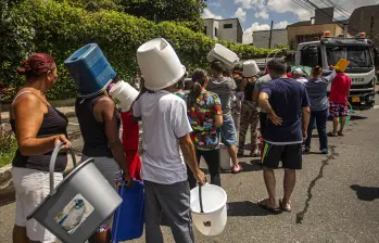 Imagen de referencia de una entrega de agua durante un corte del sistema de acueducto de EPM. Foto: EL COLOMBIANO