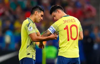 En la imagen aparece Falcao cediéndole la cinta de capitán a James Rodríguez. FOTO GETTY