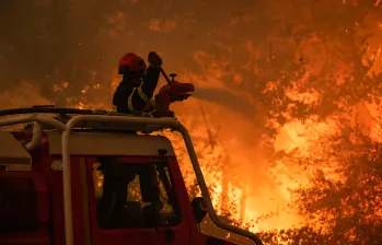 Francia evacuó a más de 220.000 personas por un incendio devastador. FOTOS: AFP