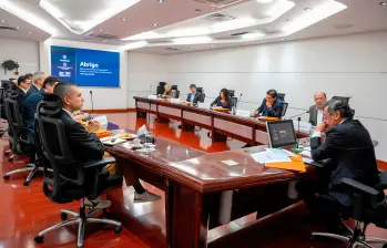 El presidente Gustavo Petro encabezó una nueva reunión con la banca, sector que busca frenar la implementación de inversiones forzosas. FOTO tomada de X