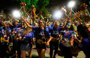 Las comparsas ensayan en las calles para estar coordinados el día de la Batalla de flores. FOTO Luz Élida Molina