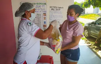 Municipios de Urabá, La Guajira y Chocó estarían afectados por demoras que podrían aplazar hasta dos meses la entrega de alimentos. FOTO DE REFERENCIA, ENTREGA DE ALIMENTOS POR PARTE DEL ICBF EN 2020. TOMADA DEL ICBF.