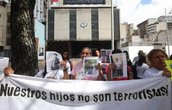 Familiares de personas detenidas durante las protestas tras las disputadas elecciones presidenciales del 28 de julio de 2024. FOTO: AFP.