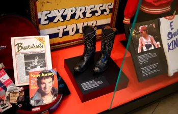 Un par de botas de vaquero se exhiben durante una presentación a la prensa del “Centro Bruce Springsteen para la Música Estadounidense” en el campus de la Universidad de Monmouth en West Long Branch, Nueva Jersey. Foto Afp