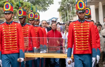 El presidente Gustavo Petro en compañía de su hija Antonella llevó la espada de Bolívar en medio de una jornada de movilizaciones. Foto: Presidencia