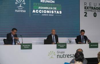 La sesión estuvo encabezada por Carlos Ignacio Gallego, presidente de Nutresa, quien tuvo como acompañantes en la mesa directiva a Jairo González el vicepresidente y secretario de Nutresa, y a Ricardo Díaz miembro patrimonial de junta. FOTO: Jaime Pérez.